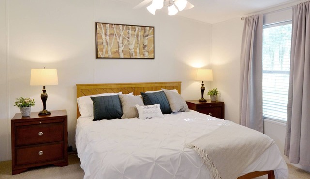 Country Farmhouse and Guesthouse, 7br/4ba, Sleeps 16 with Hot Tub
