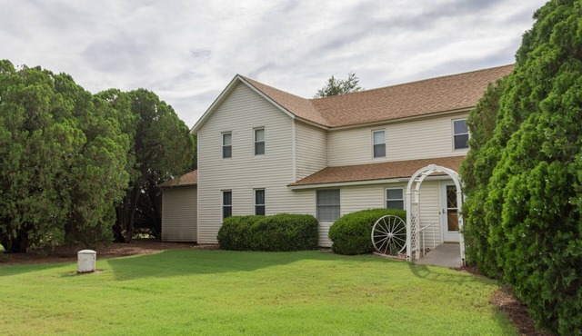 Country Farmhouse, family friendly, beautiful views, gorgeous sunsets