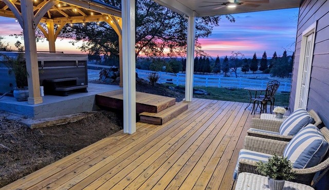 Country Farmhouse on Wine Trail Hot Tub & Pool Table