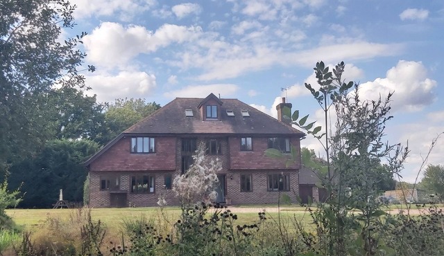 Country Farmhouse sleeps 2- 24.7 bedrooms. + Annex.Just over an hour from London