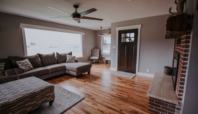 Country Farmhouse Sleeps 12 with hot tub.