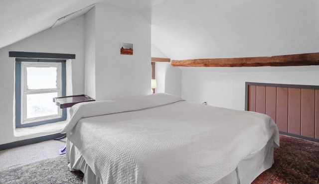 Country Farmhouse, Sleeps 8, Hot Tub