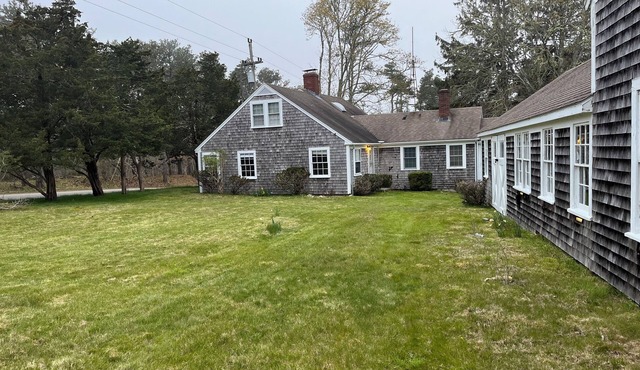 Country Farmhouse, Old Vineyard, Central AC, 2 King beds.