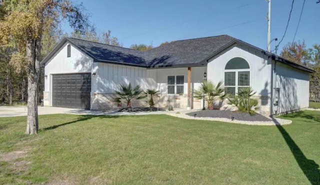 Country feel in this open plan 3 bed/2 bath home.