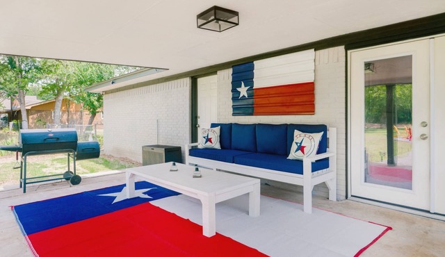 Country Feel with Huge Backyard, firepit, cornhole games, grill, volleyball court, next to train
