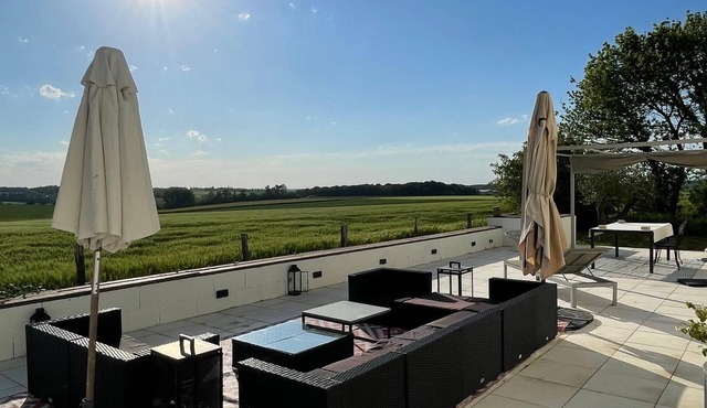 Country house with exceptional view - sleeps 9/11 - swimming pool