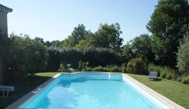 Country villa with swimming pool and fenced park for 8 people