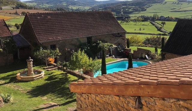 Country house for 10/12 beds with swimming pool near Cluny