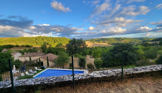 Country house, quiet location, private pool. Country house. Magnificent view.