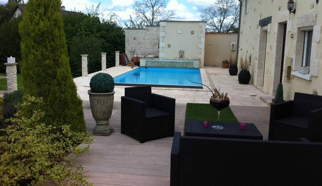 Country house with swimming pool. 10 minutes from the center of Nevers.