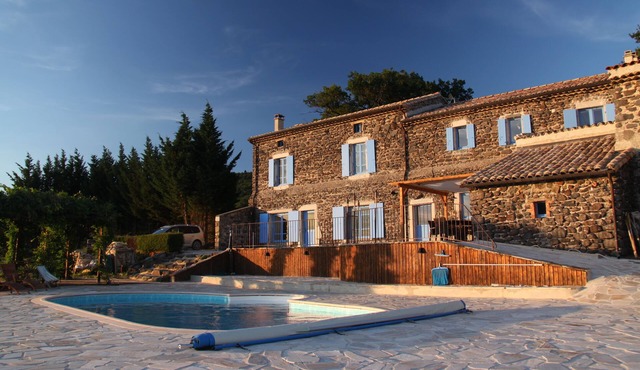 Country tranquility: 400 years old, 6 bedrooms, sleeps 16, pool/sauna/jacuzzi