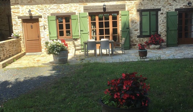 Country house with garden and terrace. Single-storey house.