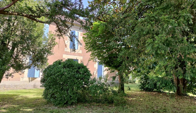 Country house with wooded garden in the heart of a village