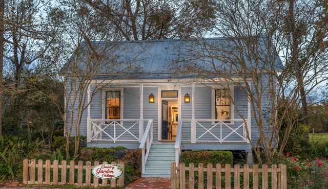 Country Garden Cottage: Charming Private Cottage in Cajun Country with Lake Views & Jetted Tub