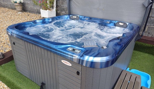 Countryside Bungalow with private Hot Tub