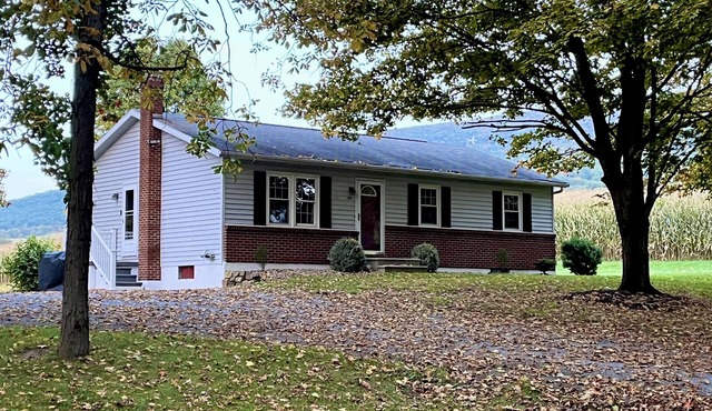 Country Getaway, 2- bedroom, Jacuzzi, fire ring