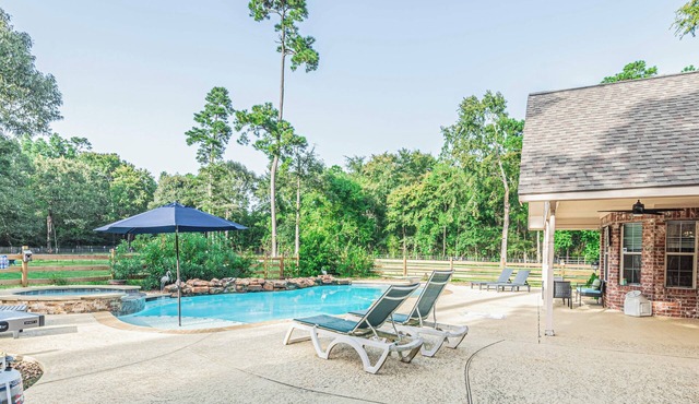 Country Getaway Magnolia Forest Home in10 Acre Lot