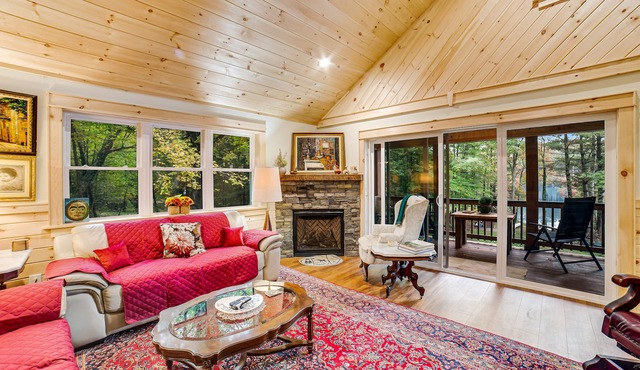 Country Getaway W/Free WiFi, Gas Fireplace, Deck, Lake View & Washer/Dryer