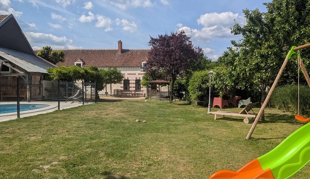 Country getaway with shared pool in Chabris