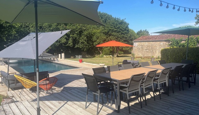 Country gite with swimming pool, in the heart of the Marais Poitevin