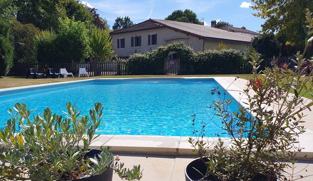 Country gîte for 12 people with heated swimming pool