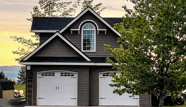 Country Green Bluff Carriage House with fire pit and pickleball, north Spokane