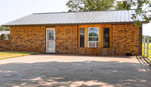 Country Guesthouse Retreat with Peaceful Outdoor Pool Pet & Horse Friendly