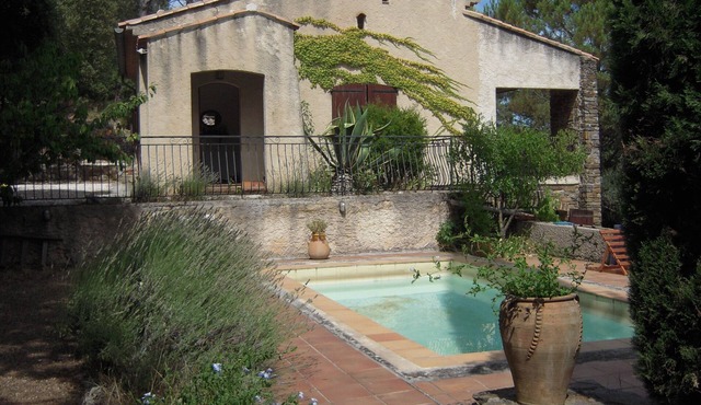 Country house 150 m2, 7,000m2 of wooded terraces, near Provençal village