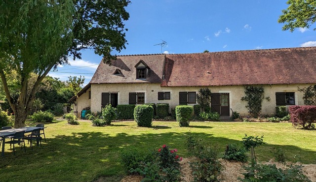 Country house with garden and parking near Neuvy-Saint-Sépulchre