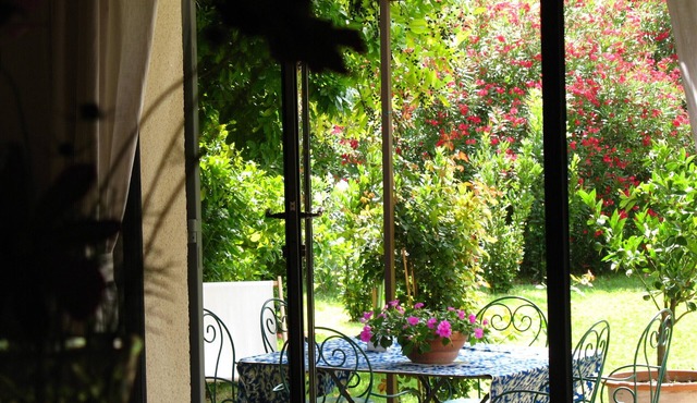 Country house in St-Rémy de Pce or the delights of a Pied-à-Terre under the sun!