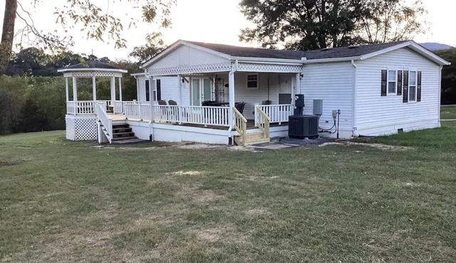 Country Haven Cottage, joins Jackson River Trail and many other attractions n