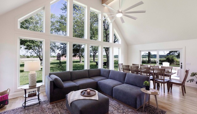 Country Hilltop Retreat on 9.5 Acres Near KC & Overland Park Sleeps 10