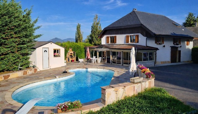 Country House "Le Clos Leonard" with Private Pool, Terrace & Wi-Fi