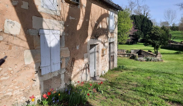 Country house surrounded by a park even if in the center of the village