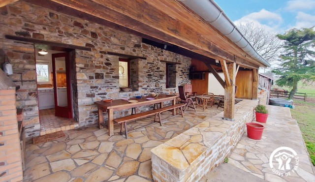 Country house with terrace and fireplace, accessible for PRM, near water activities