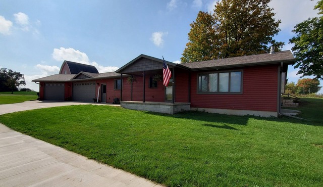 Country home 1/2 hour from EAA Oshkosh