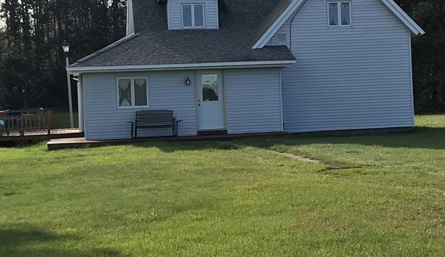 Country Home Close to Town with WiFi