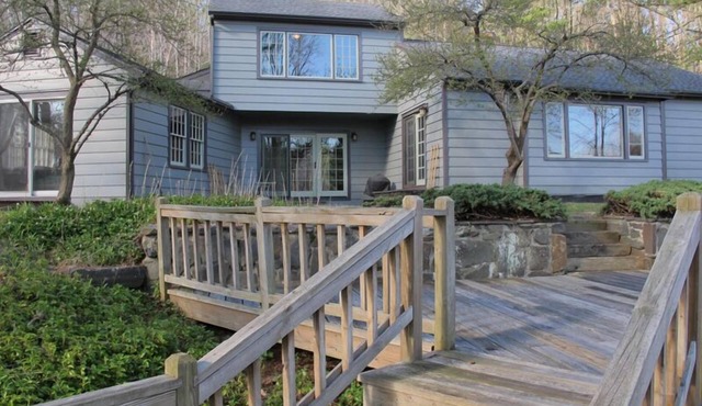 COUNTRY HOME Fenced Backyard, 1 mi. to Town, Kids & Dogs OK!