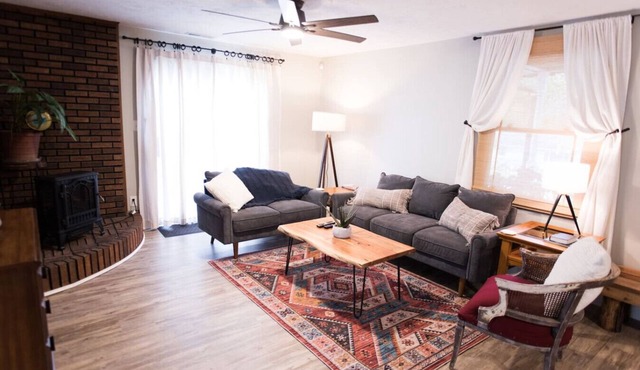 Country home, full kitchen, firepit, 11 mi to UTK.