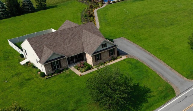 Country Home Hot tub, Sauna, Pool table. 10 minutes from Bear Creek Ski Resort