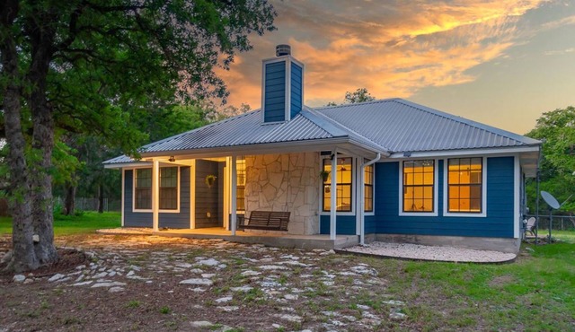 Country Home on 5 Acres-15 Min to Snow's BBQ
