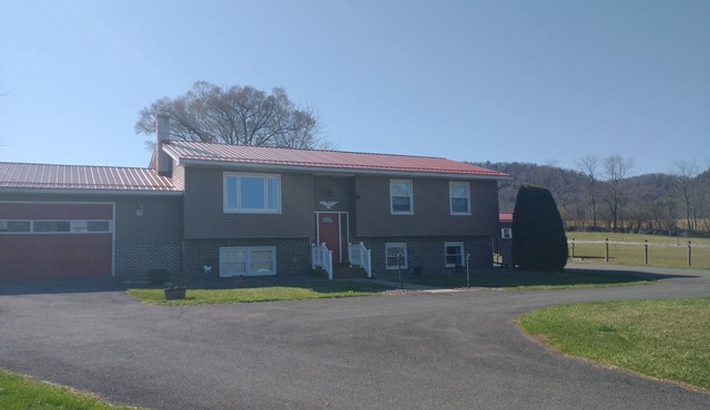 Country home on horse farm. Only 4 miles from Beaver Stadium.