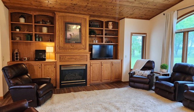 Country Home Sleeps 6 Adults, Lg Living & KitchennFire Pit, Crow River Winery