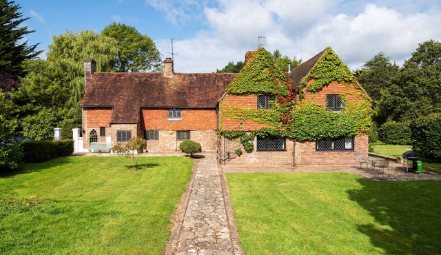 Country Home +Tennis Court+ Hot Tub + EV Charger