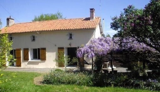 COUNTRY HOME TO RECHARGE YOUR BATTERIES