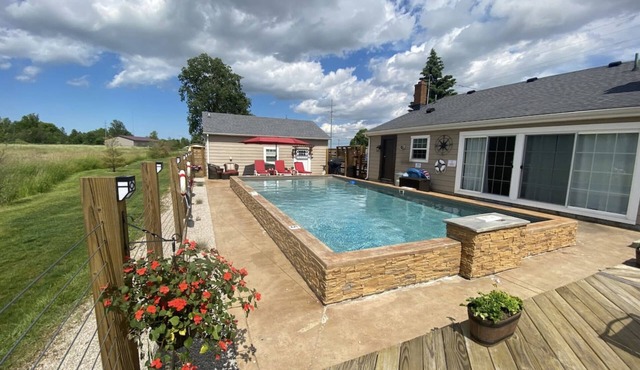 Country Home Villa + PRIVATE POOL & Guest House <1 mile to downtown Port Clinton