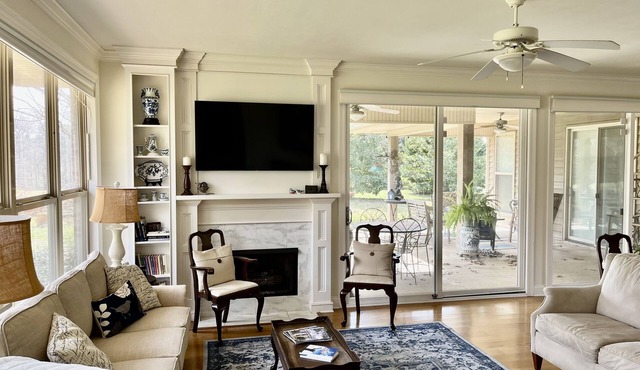 Country home w/beautiful views, close to town, reservoir and Natchez Trace