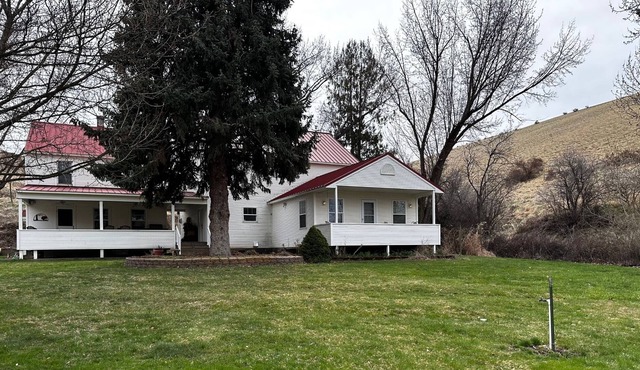 Country home with beautiful views - Dogs OK!