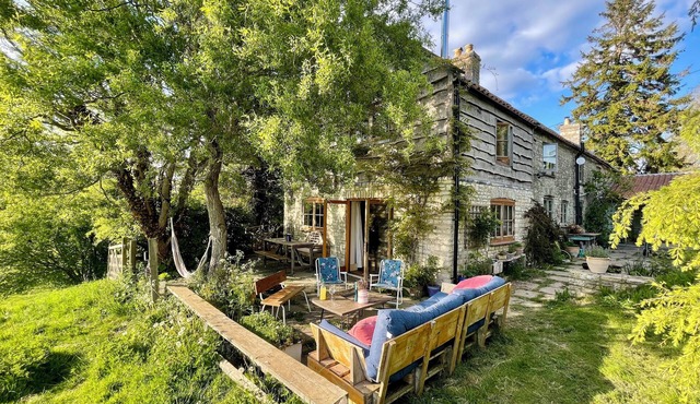 COUNTRY HOME WITH FABULOUS VIEWS JUST 12 MINS FROM BATH, SLEEPS 10 - 14 PEOPLE