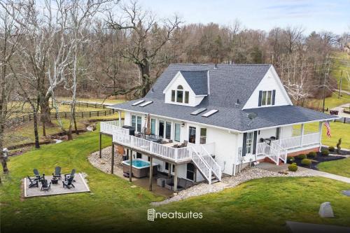 Country Home with Hot Tub Fire Pit for 10 Guests